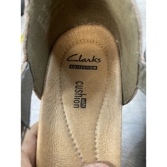 Clark's Women's Sandals Bronze‎ Leather 11 Comfort Wedge Travel Cushioned Shoes - Picture 8 of 11